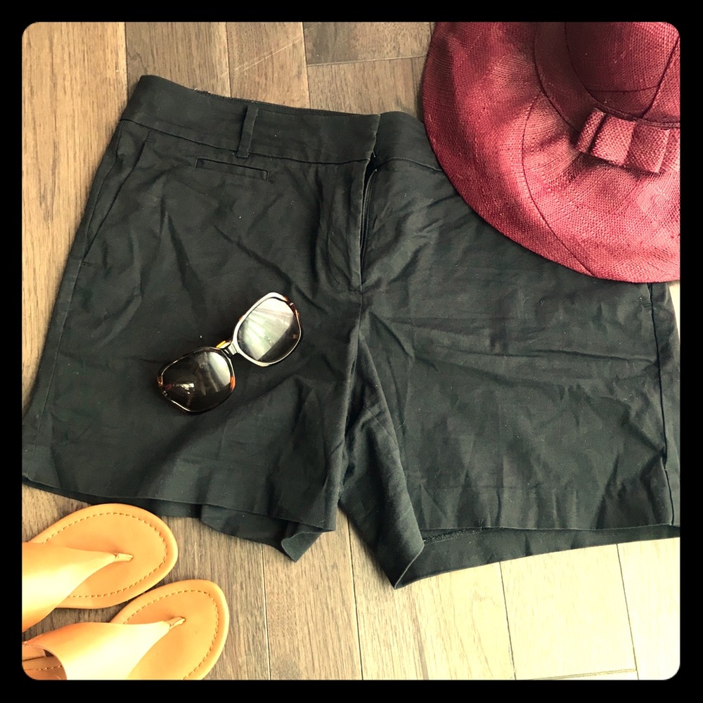 Black Ann Taylor Devin Fit Shorts. Size 14